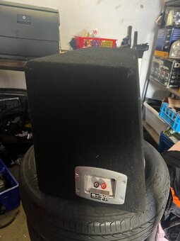 Subwoofer znacky JBL - 2