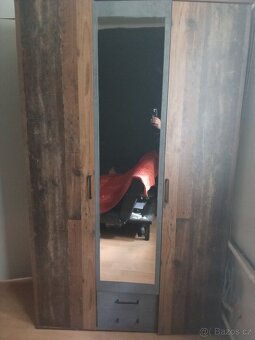 Šatní skříň třídveřová se zrcadlem - 2