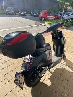 2021 Elektroskutr Super Soco Cux - zánovní baterie, helma - 2