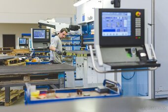 Obsluha lakovací linky v Červeném Kostelci - 2