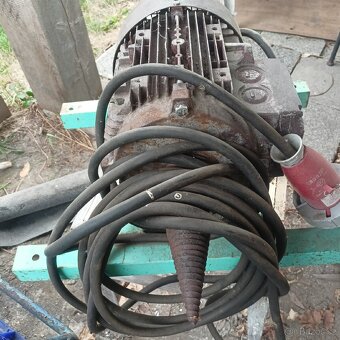 Kuželový štípač na dřevo. - 2