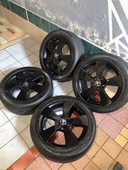 Alu kola Škoda R17 5X112 LETNÍ PNEU 225/45 R17 DENOM - 2