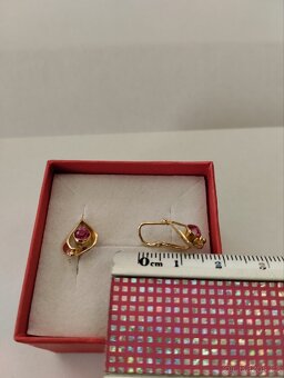 Zlaté náušnice s růžovým kamínkem - 2