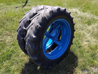 Prodám kola na traktor 12.4/11-32 - 2