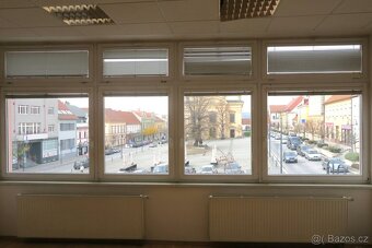 REPREZENTATIVNÍ KANCELÁŘ S VÝHLEDEM NA NÁMĚSTÍ - 2
