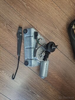 Zadní motorek stěrače - 2