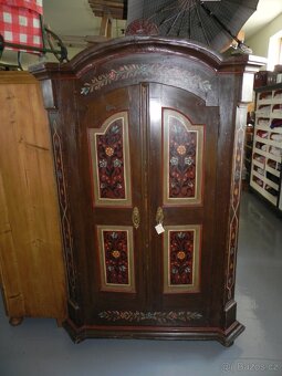 Stará malovaná skříň - 2