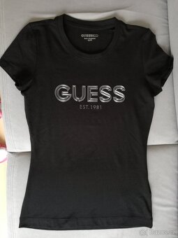 Dámské černé tričko Guess - 2
