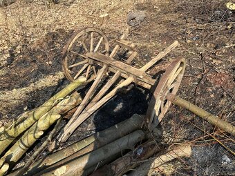Staré zemědělské stroje, náprava, vyorávač brambor. - 2