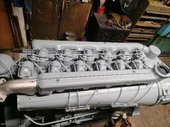 Praga v3s motor po opravě do jeřábu - 2