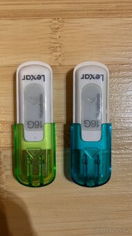 2x USB flash disk Lexar 16 GB s barevnými kryty - 2