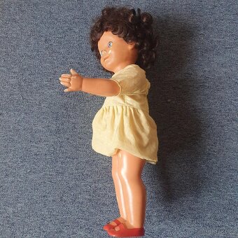 Stará panenka brečící. mrkací , chodící HAMIRO z 60 -70 let - 2