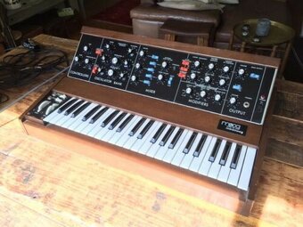 minimoog Model d - 2