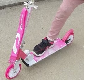 Růžová koloběžka Spokey Glossy skládací do 50 kg - 2