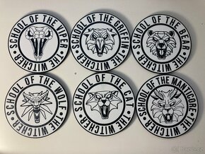 Zaklínač - The Witcher - Sada podtácků se stojanem - Školy - 2