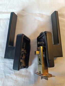 Klika dveřní se západkou- černá -nová - 2