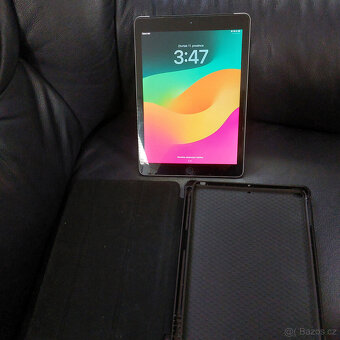 Tablet Apple iPad 6.generace, 32 GB, fólie, pouzdro zdarma - 2