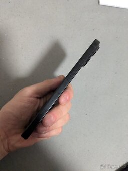 IPhone 15 - baterie 96% - 2