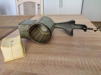 Retro mlýnek na strouhanku - 2