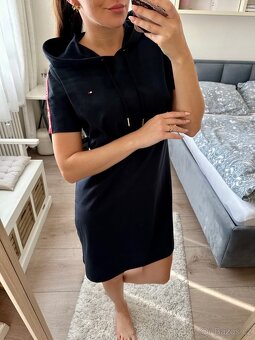 TOMMY HILFIGER TMAVĚ MODRÉ ŠATY - 2