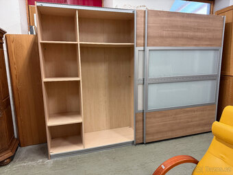 třímetrová velká skříň s posuvnými dveřmi - 2