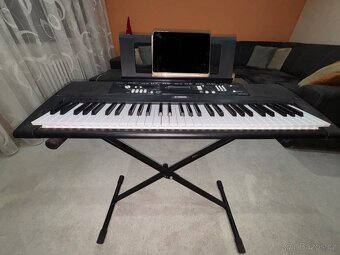 Yamaha EZ-220 – výukový keyboard s podsvícenými klávesami + - 2