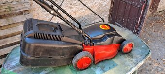 Prodám elektrickou sekačku na trávu Nová cena 300,- Kč - 2