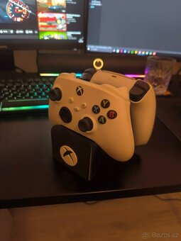 Stojánek na PS5 a Xbox ovladače - 2