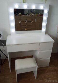 Toaletní stolek se zrcadlem a osvětlením + taburet - 2