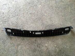 Zbytky dílů BMW E61 - kryt kufru, madlo dveří, spínač kufru - 2