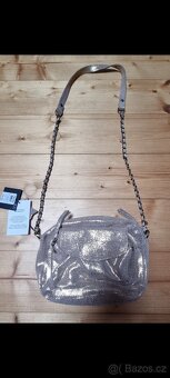 Zlatá kožená crossbody kabelka PIECES - 2