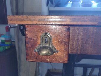 Starožitný šicí stroj Lada. funkční - 2