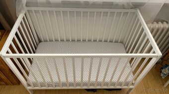 Prodám bílou dětskou postýlku z masivu + zdravotní matraci Z - 2