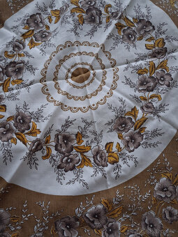 Kulatý ubrus,průměr 90 cm. - 2