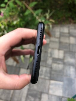 iPhone SE 2020 64Gb v hezkém stavu, black - 2