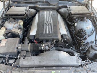 Bmw e39 540i manuál na díly - 2