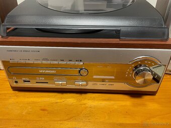Gramofon s rádiem, USB a AUX vstupem Hyundai - 2