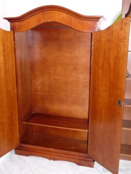 celodřevěná dvoudveřová šatní skříň - 2