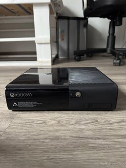 Xbox 360 + kinect a plus ovladače - 2