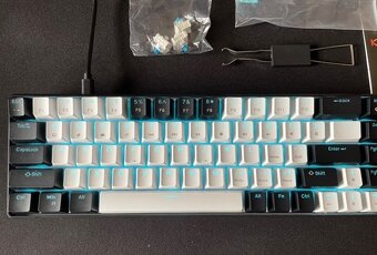 Mechanická klávesnice s modrýma switchema - 2