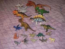 sada 17 dinosaurů - větší i menší + 1 pohyblivý pokemon - 2