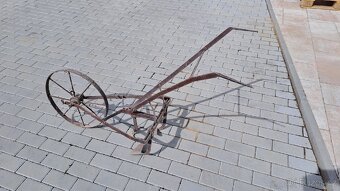 Starý vyorávač brambor - plecky - 2