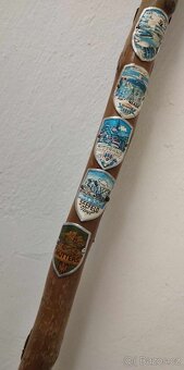 Stará dřevěná hůl 86 cm s turistickými štítky. - 2