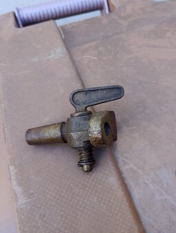 Palivový kohout, ventil, traktor auto. - 2