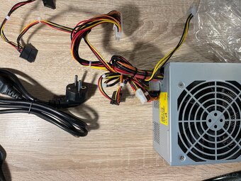 Nevyužívaný, tichý a kvalitní zdroj 400W-FSP-400-A - 2