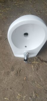 Prodám závěsný bidet - v dobrém stavu, nepoškozený - 2