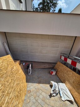Prodám funkční bílá garážová vrata s motorem 4250x2080mm - 2
