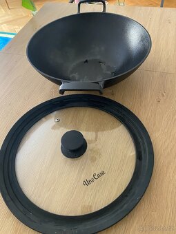 Litinový wok Uno Casa 32 cm se silikonovým víkem - 2
