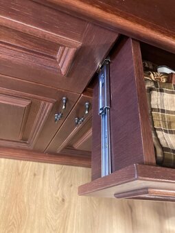 Rustkální skříň s vitrínou - 2