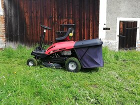 Koupím zahradní traktůrek na sekání trávy, silnější motor - 2
